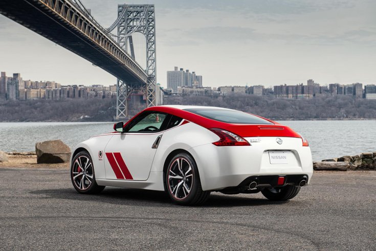 Nissan 370Z Club Sport Anniversary kiadás piros-fehér liveryvel egy híd lábánál