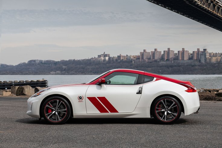 Nissan 370Z Club Sport Anniversary kiadás piros-fehér liveryvel egy híd lábánál