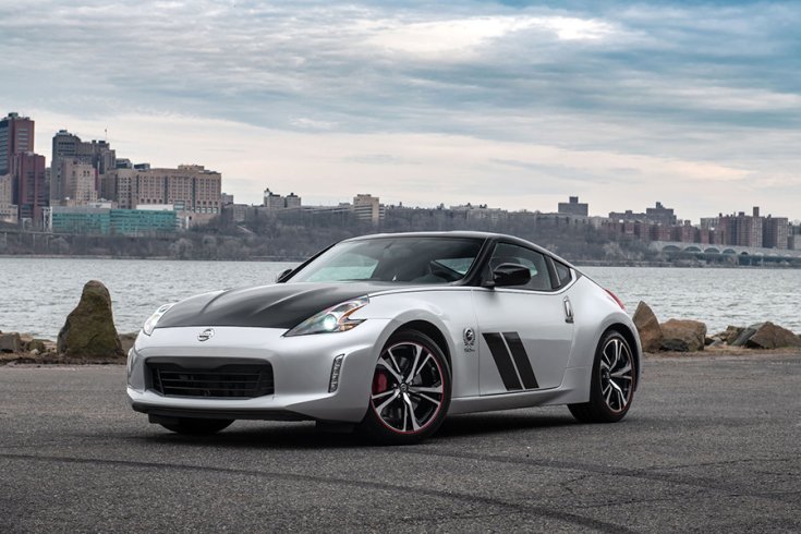 Nissan 370Z Club Sport Anniversary kiadás ezüst-fekete liveryvel vízparton