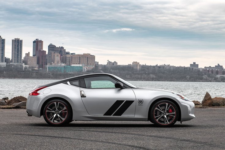 Nissan 370Z Club Sport Anniversary kiadás ezüst-fekete liveryvel vízparton