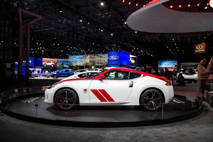 Nissan 370Z Club Sport Anniversary kiadás fehér-piros liveryvel