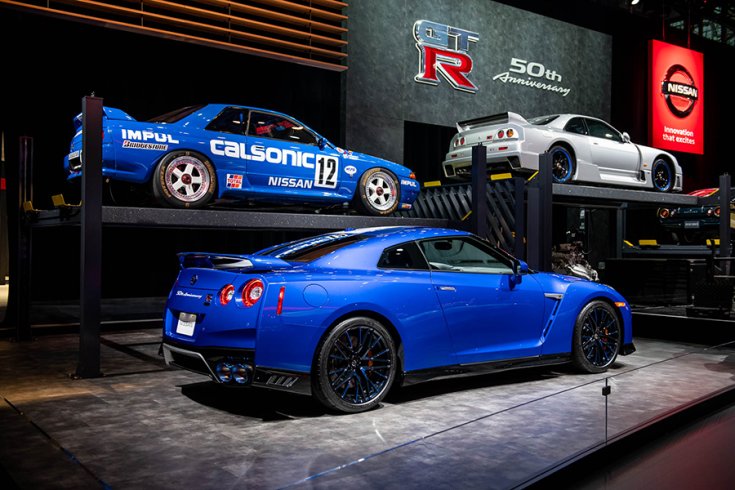 Nissan R35 GT-R évfordulós kiadás felette az előző Skyline generációkkal
