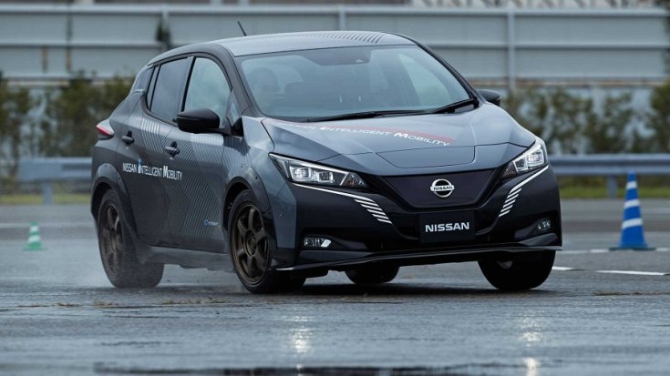 Nissan Leaf elektromos autó szlalomozik
