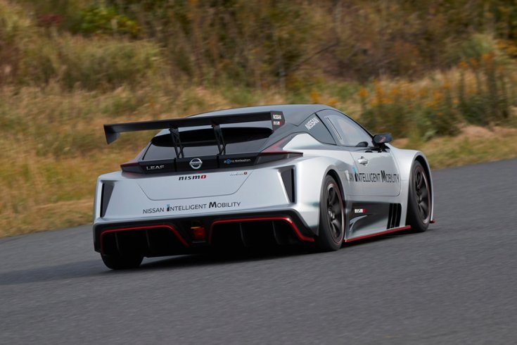 Nissan Leaf Nismo RC a pályán, hátulról fotózva