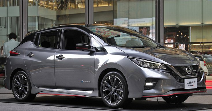 Nissan LEAF Nismo oldalról fotózva egy kiállításon, ezüstszínben