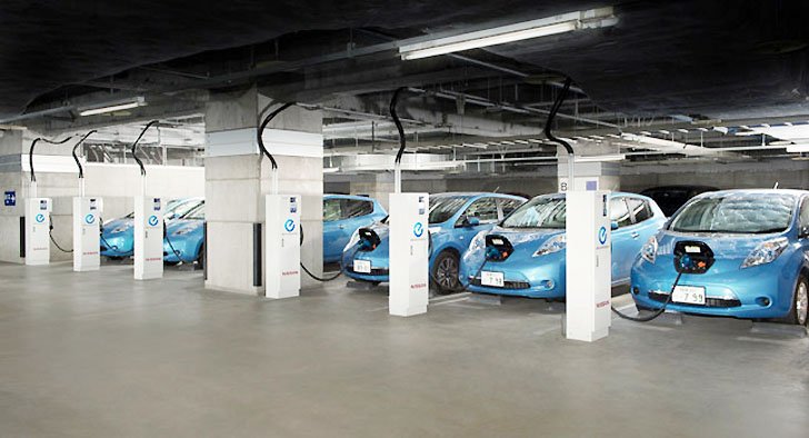 Egymás mellett sorakozó Nissan Leaf modellek