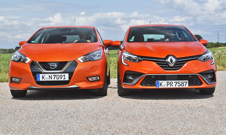 Nissan Micra és Renault Clio egy pusztában egymás mellett elölről