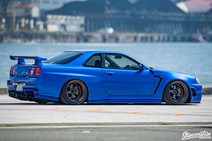 Nissan R34 GT-R tuning oldalról