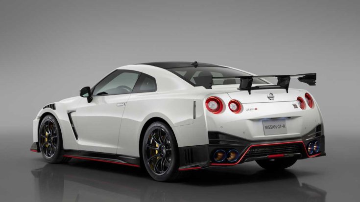 Fehér, karbonbetétes Nissan GTR Nismo, oldalról, hátulról