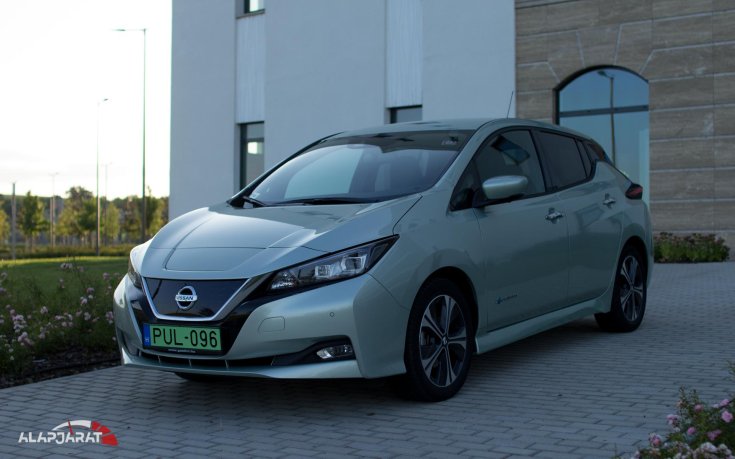 Nissan Leaf oldalról fotózva