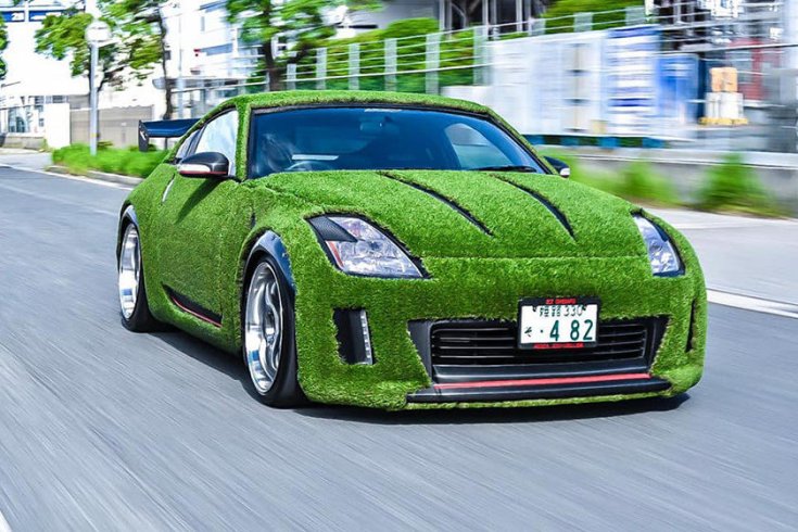 Nissan 350Z fűbe borítva, városban féloldalról