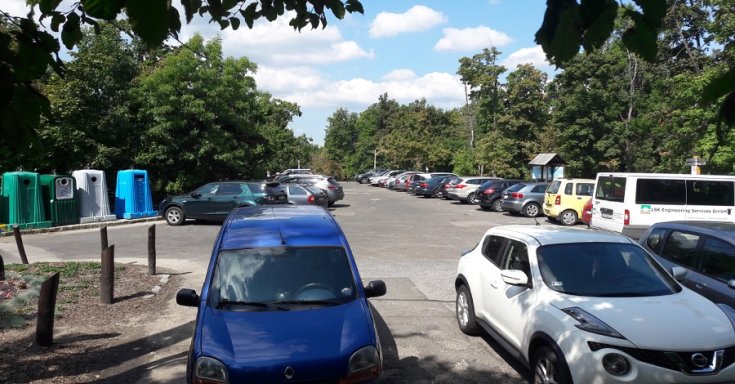 A Normafánál parkoló autók szemből
