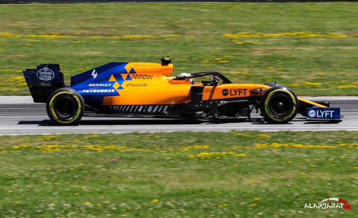 Lando Norris halad a McLarennel Ausztriában