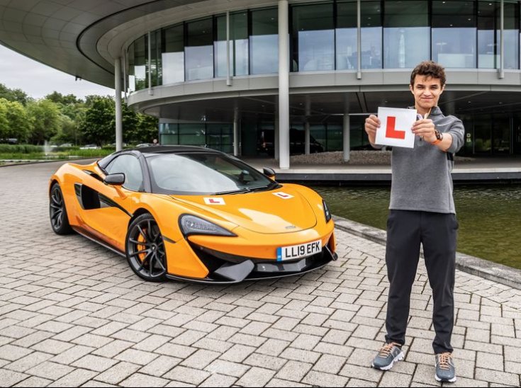 Norris egy McLaren mellett féloldalról