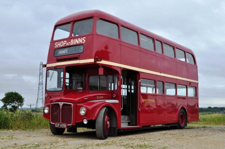 AEC Routemaster, piros, oldalnézet, balról