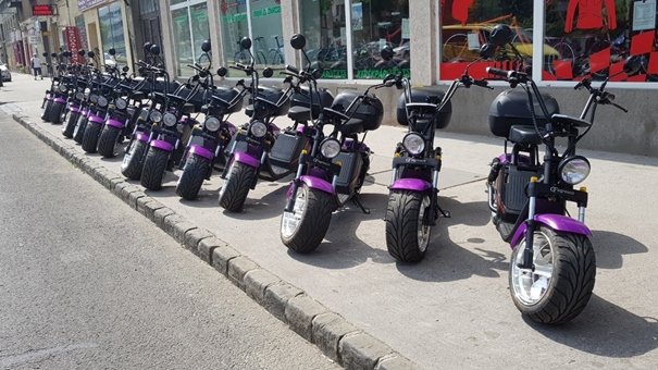 Ogre & Co elektromos közlekedési eszközök felsorakoztatva