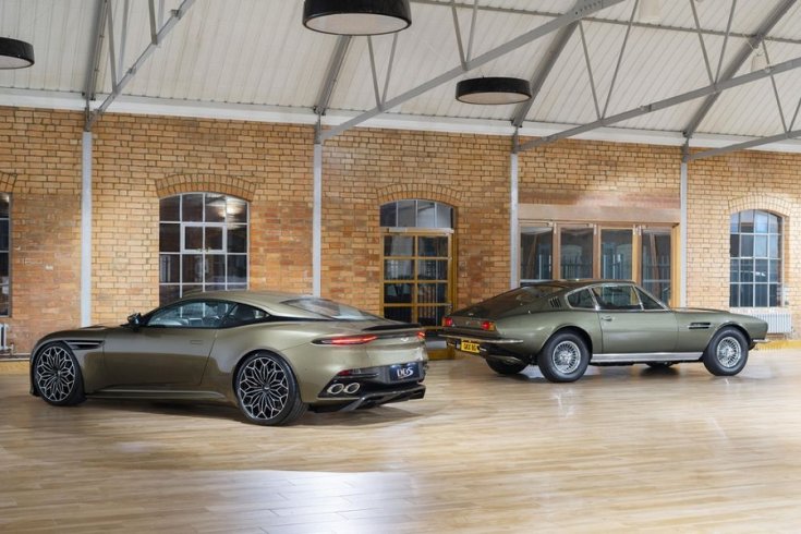 Aston Martin DBS Superleggera és régi Aston Martin hátulja