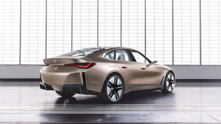 A BMW i4 EV hátulról fotózva