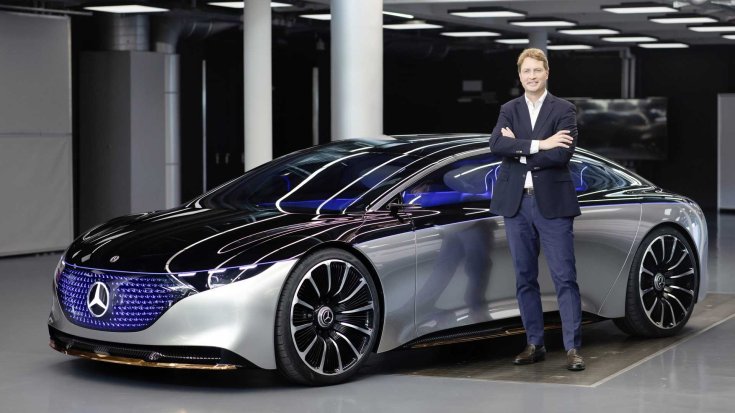 Ole Källenius a Daimler vezérigazgatója egy Mercedes EQS mellett