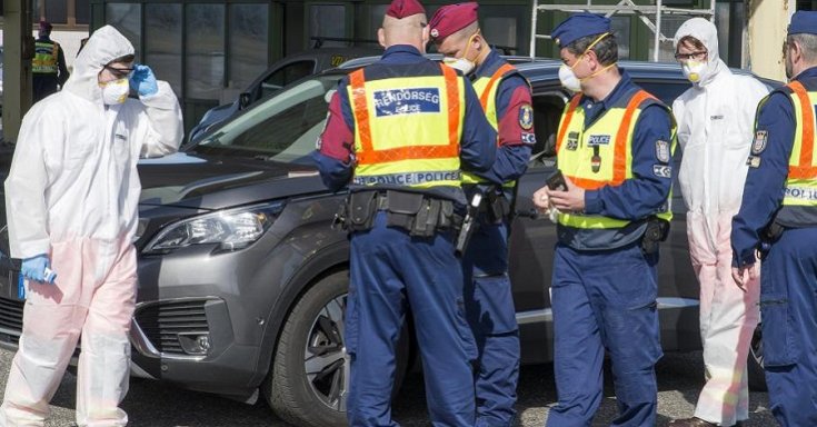Olasz rendszámú autót ellenőriznek a magyar rendőrök Hegyeshalomnál a határátkelõnél