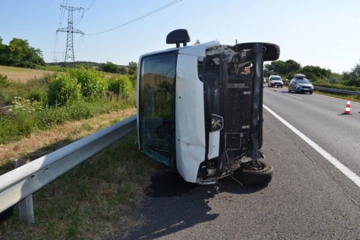 Oldalára borult tehergépkocsi az M7-es autópályán