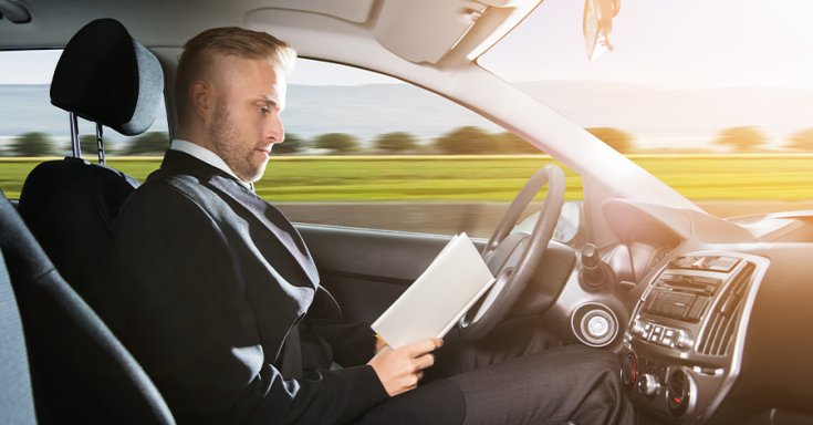 férfi könyvet olvas vezetés közben