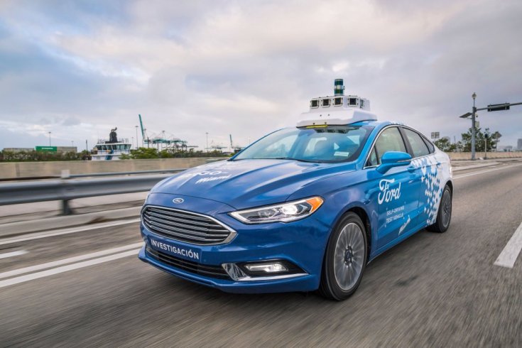 Önvezető Ford elölről az úton