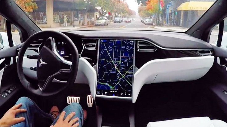 Tesla önvezető autó