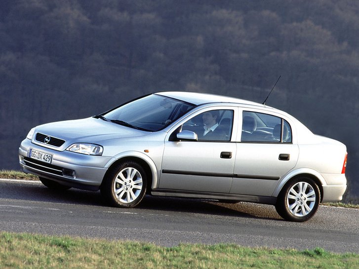 fotó egy ezüst színű Opel G Astra Sedan autóról