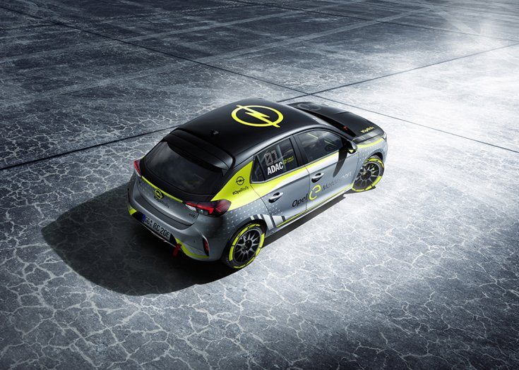 Az Opel Corsa-e Rally felülről fotózva