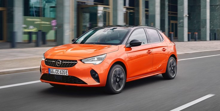Opel Corsa e szemből, menet közben