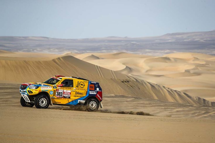 41. Dakar Rali Opel Grandland X oldalról