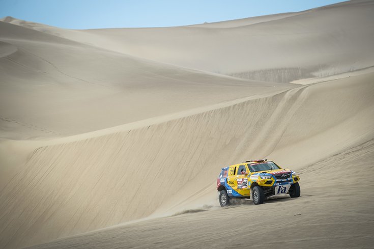 Az Opel Dakar Team Grandland X-e a sivatagban