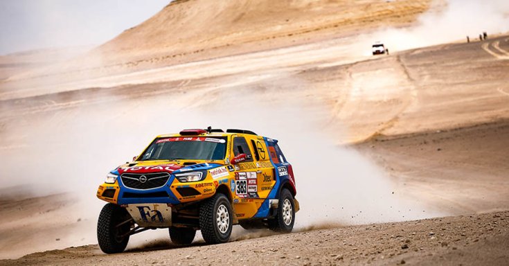 Opel Dakar Team Grandland X szemből a sivatagban