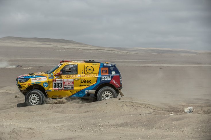 Opel Dakar Team autója oldalról fotózva