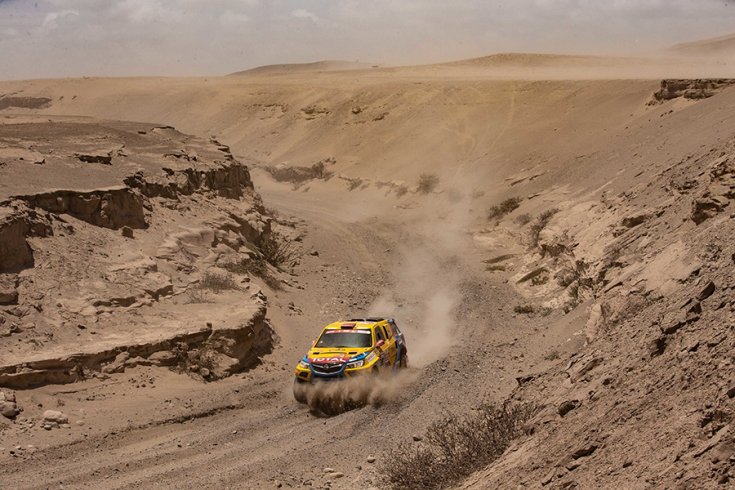 Opel Dakar Team egy kiszáradt folyómederben
