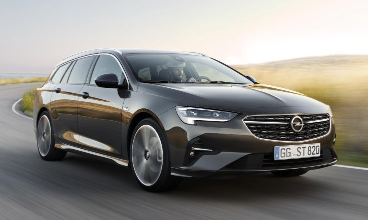 Opel Insignia szemből, menet közben