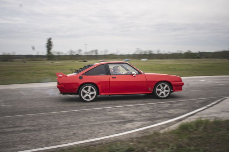 Opel Manta piros