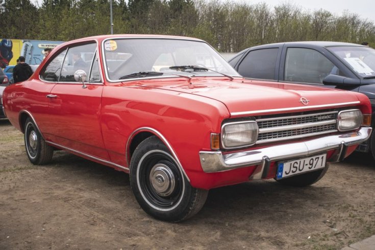 Opel Rekord piros
