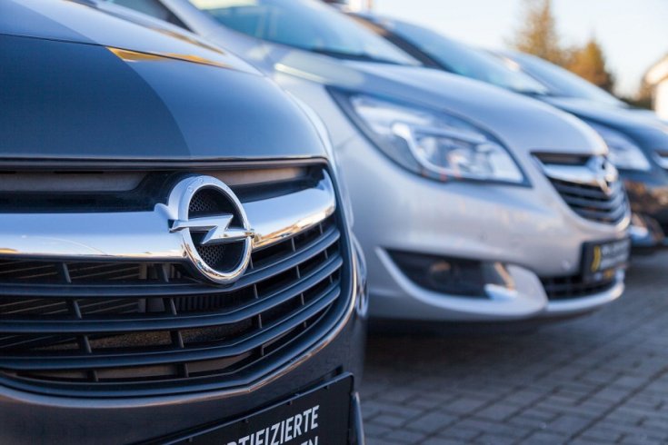 Opel modellek sorakoznak egy kereskedésben