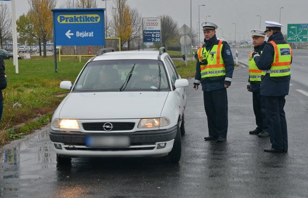Fehér színű Opelt ellenőriznek a rendőrök