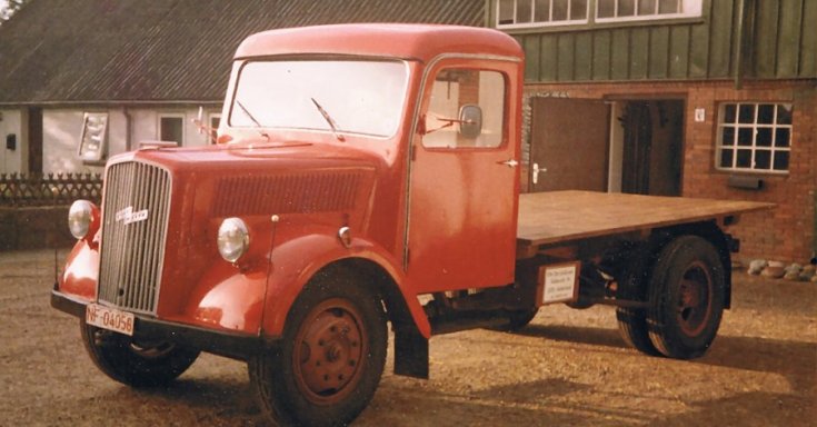 1945 körüli Opel Blitz, vörös, platós, oldalnézet, jobbról