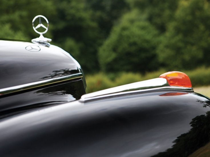1958 Mercedes-Benz 300d Adenauer, fekete limuzin, orrdísz, hátulnézet, jobbról