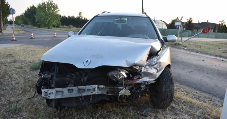 fotó egy ezüst színű, összetört Renault Laguna Grandtour autóról