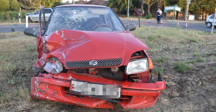 fotó egy összetört piros Suzuki Swiftről