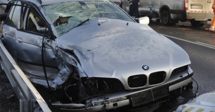 Összetört BMW szemből fotózva
