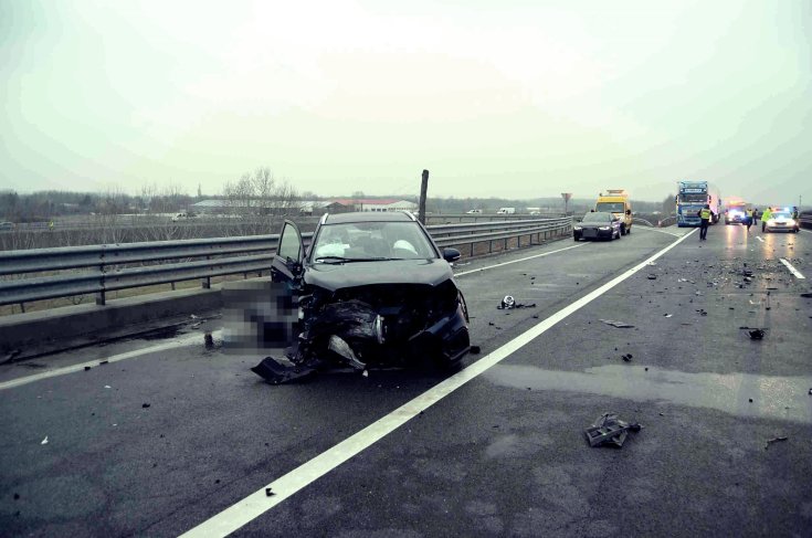 Súlyosan sérült autó az M5-ös autópályán