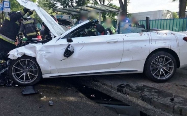 Összetört Mercedes oldalról fotózva