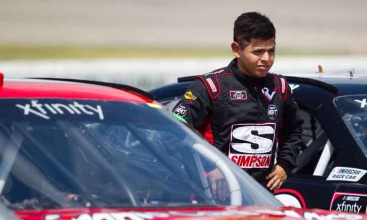 Ryan Vargas NASCAR versenyző az autója mellett egy verseny után