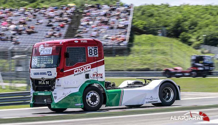 Az OXXO Hungary Truck Racing Team kamionja oldalról fotózva